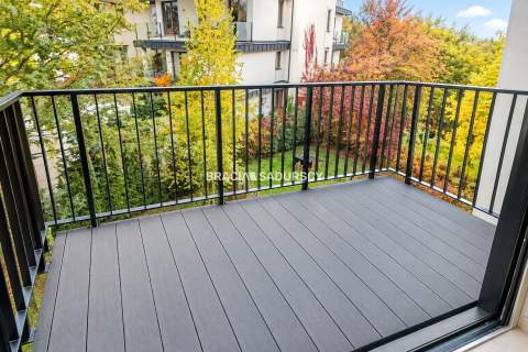 Nowoczesny jasny apartament w otoczeniu zieleni