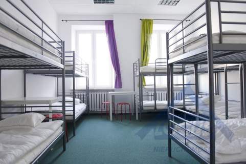 BUDYNEK NA HOSTEL