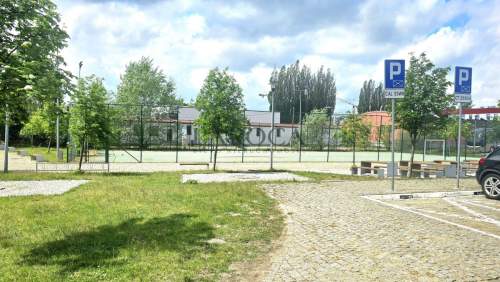 Piętro budynku z 4 lokalami windą parkingiem centr