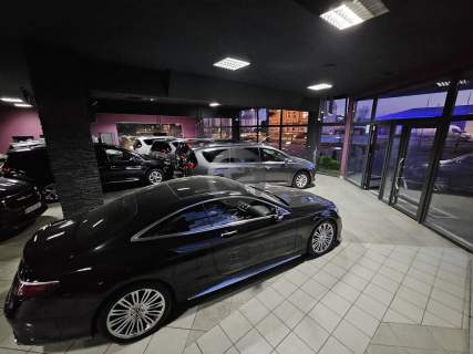 Salon samochodowy na wynajem