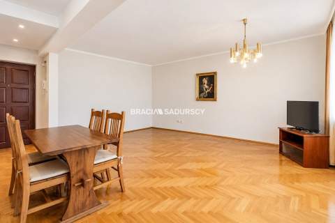 Trzy pokoje Znakomity stan Do wejścia 74m2