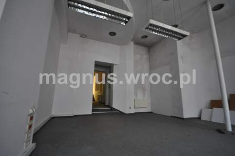 Lokal gastronomiczny z witrynami w centrum