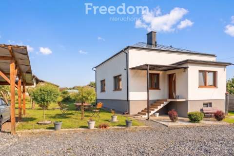 Wyremontowany dom z fotowoltaiką i dużą działką oraz sadem