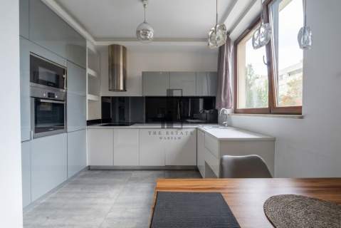 Nowoczesny apartament z garderobą w sercu Warszawy