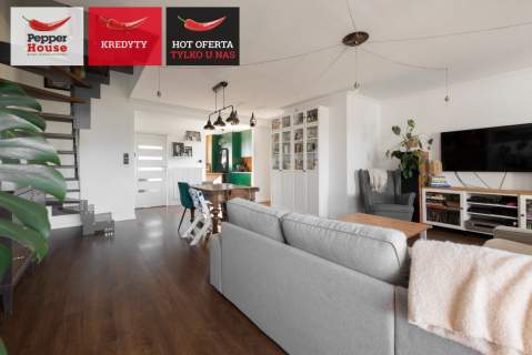 Przestronny salon z wyjściem na słoneczny balkon