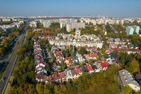 Zadbany dom parkiet kamień zamknięte osiedle