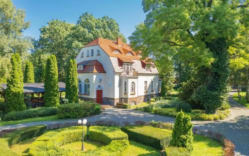 Dworek / dwa budynki z parkiem / hotel sale