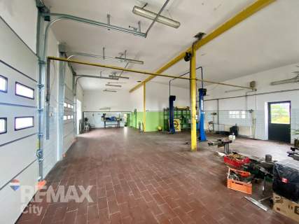 Lokal przy trasie E7 z parkingiem i biurem