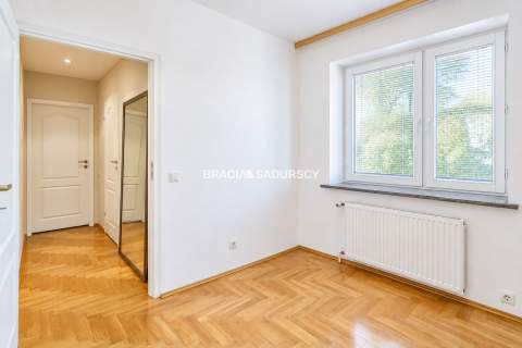 Trzy pokoje Znakomity stan Do wejścia 74m2