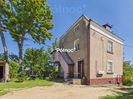 Zabytkowa kamienica w Rajgrodzie nieopodal jeziora