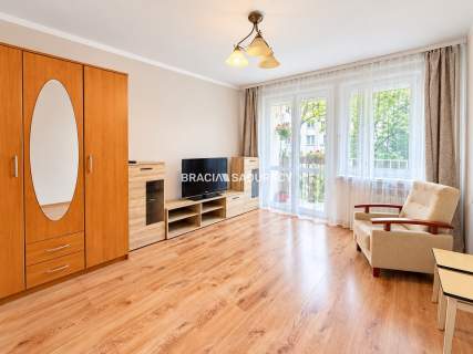 2 osobne pok, kuchnia, łazienka, balkon, piwnica