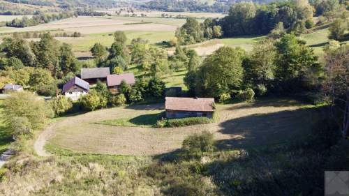 Działka budowlana 25 ar. z drewnianą chatą 8 km od Krasiczyna