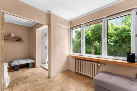 Jasne, ciche, umeblowane. 2 pokoje z oddzielną kuchnią. piwnica.