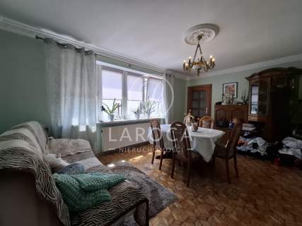 Pół domu z dużym tarasem, wysoki garaż, ogródek