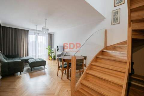 Wykończone dwupoziomowe 89 m2 z drewnianymi podłogami 