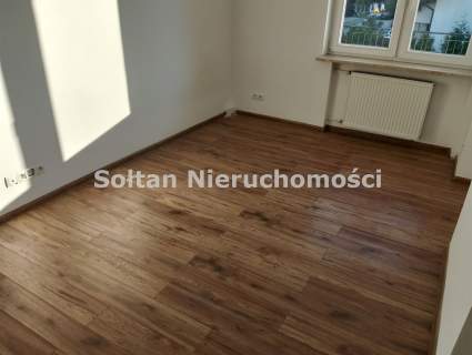 Wolno stojący dom w Łomiankach Centralnych.