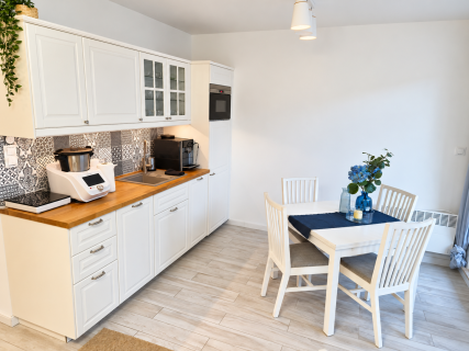GOTOWY APARTAMENT 500 m OD PLAŻY Duży balkon wśród zieleni