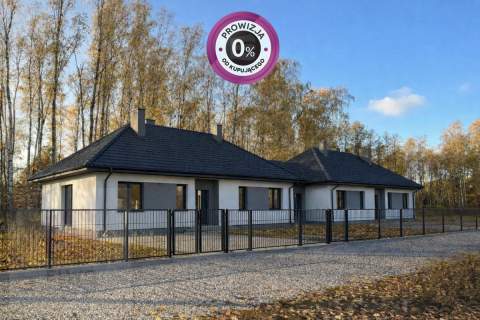OSTATNI Nowoczesny dom parterowy przy lesie