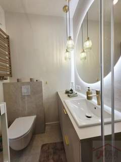Apartament z balkonem z widokiem na rzekę.