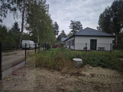 OSTATNI Nowoczesny dom parterowy przy lesie