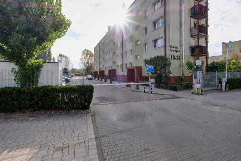 Zadbane z parkingiem, balkonem i piwnicą