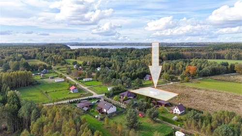 Domek nad jeziorem Wierzchowo.