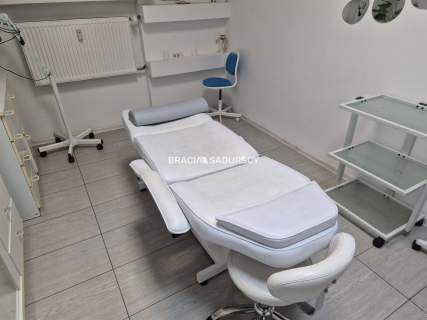 Działający fryzjer odstąpi lokal 64m2