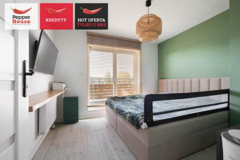 Przestronny salon z wyjściem na słoneczny balkon