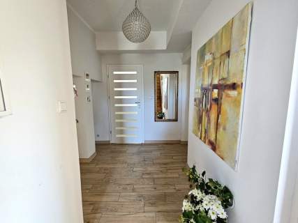 Pół domu dwie kondygnacje z ogrodem i miejscami parkingowymi