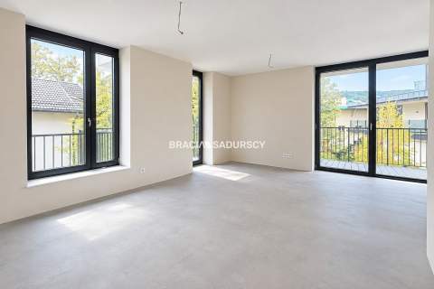Nowoczesny jasny apartament w otoczeniu zieleni