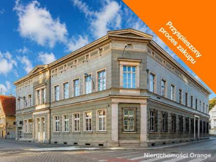 Budynek biurowy w centrum, z parkingiem