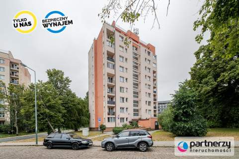 Widok z balkonu na motławę i stare miasto