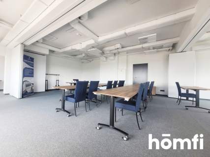 Lokal w nowoczesnym budynku z salą konferencyjną