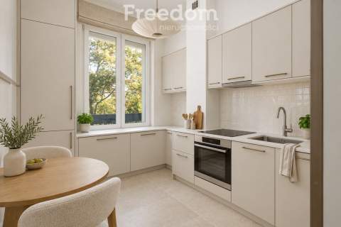 2 pokoje, widok na Pałac Kultury, balkon, Metro
