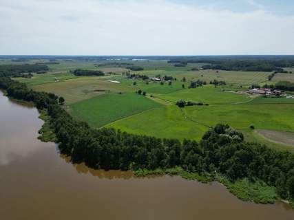 Działka inwestycyjna z linią brzegową