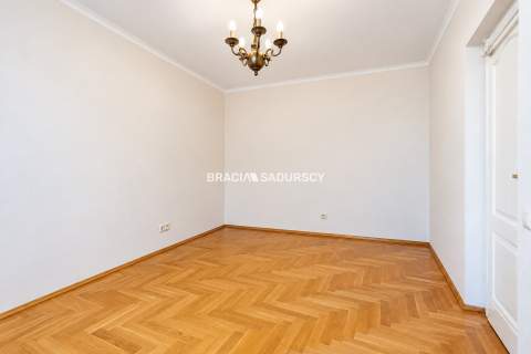 Trzy pokoje Znakomity stan Do wejścia 74m2