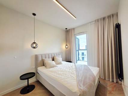 Apartament z balkonem z widokiem na rzekę.