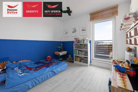 Przestronny salon z wyjściem na słoneczny balkon