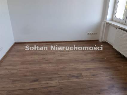 Wolno stojący dom w Łomiankach Centralnych.