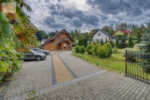 Drewniany dom z kominkiem w Beskidach Kurów k. Suchej Beskidzkiej