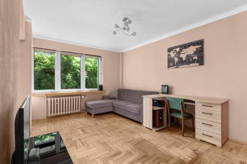Jasne, ciche, umeblowane. 2 pokoje z oddzielną kuchnią. piwnica.