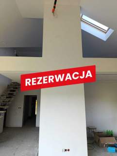 Nowy dom parterowy z antresolą.