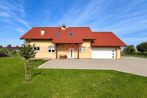 Dom wolnostojący z garażem 1372 m2 działka