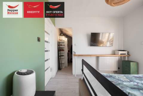 Przestronny salon z wyjściem na słoneczny balkon