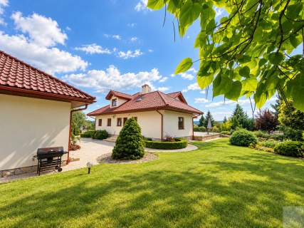 Ostrów rezydencja z ogrodem, rzeczką i bosikiem