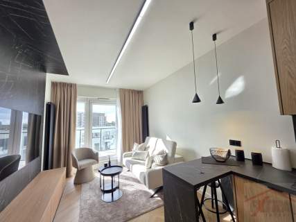 Apartament z balkonem z widokiem na rzekę.