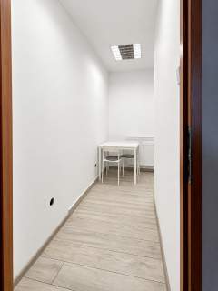 Tuż przy DK 81, duże witryny, 72m2