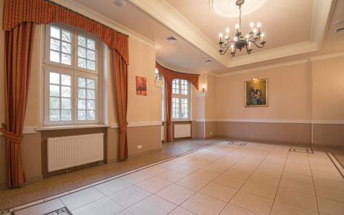 Dworek / dwa budynki z parkiem / hotel sale