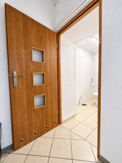 Tuż przy DK 81, duże witryny, 72m2
