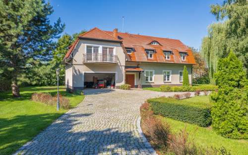 Dworek / dwa budynki z parkiem / hotel sale